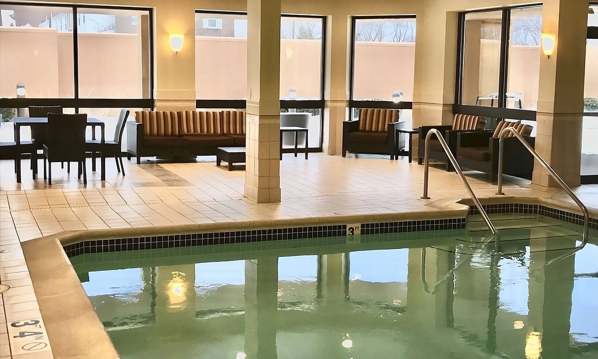West Dundee Resort | Quick Drive to Spring Hill Mall, FREE Parking, Enjoy Indoor Swimming Pool!