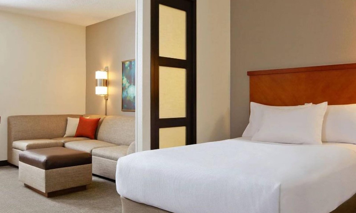 St. Johns Hotel | Quick Drive to The Vortex! Pet-Friendly Property w/Outdoor Pool, Free Parking!