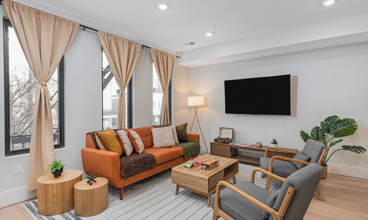 McGinley Square House | Quick PATH access to NYC Stylish 3BR Designer Home for Travelers & Family