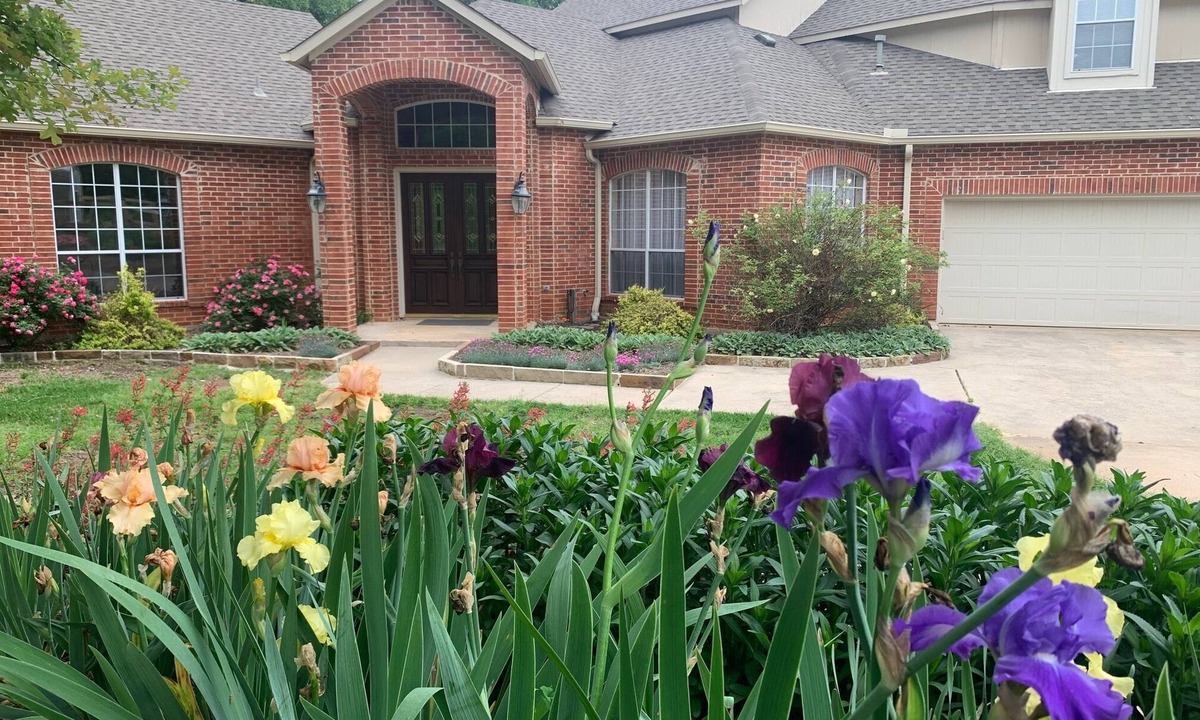 Oak Point House | Quiet 1 Acre Lake House Nestled in the Woods 4B/4B