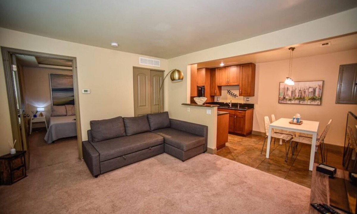 Grandview House | Quiet 1 BR with Full Kitchen and Huge Yard