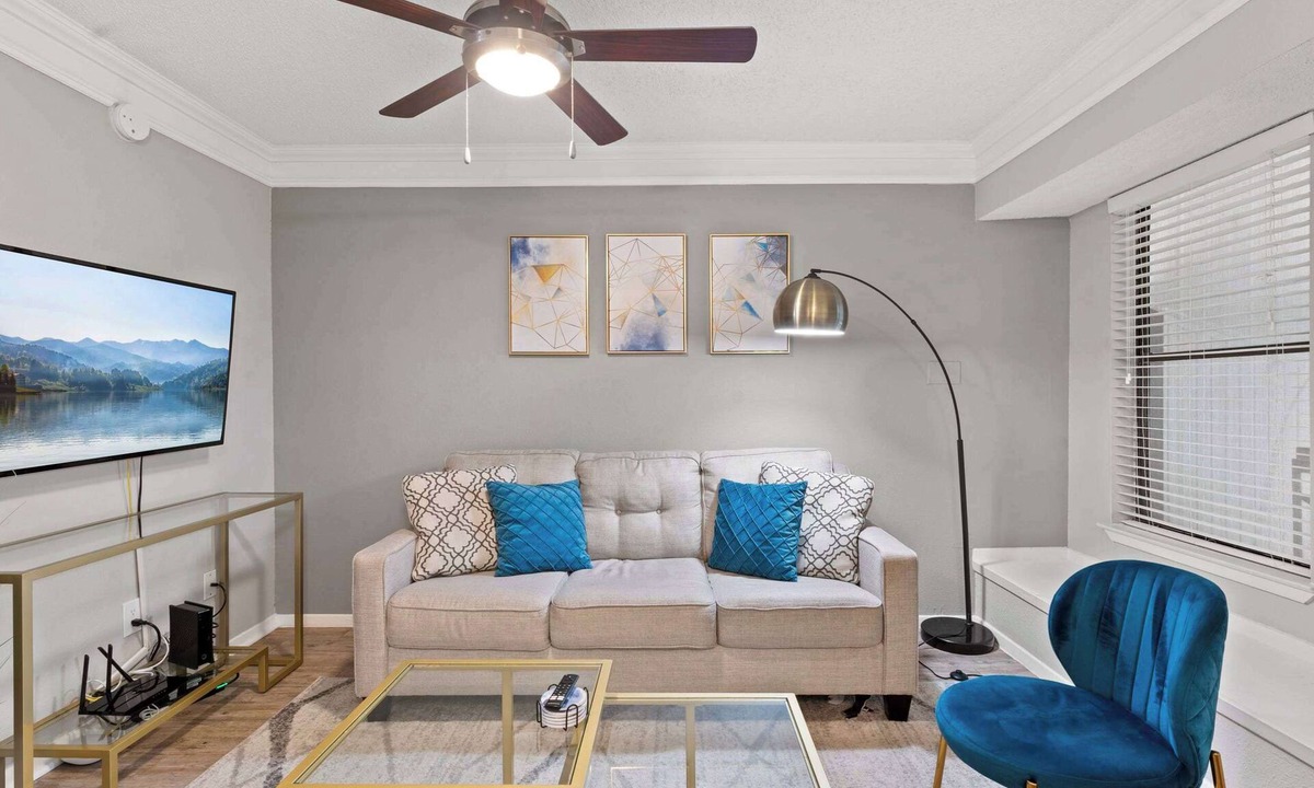 Brentwood Apartment | Quiet 1BR suite w/fast WiFi + king bed + pool