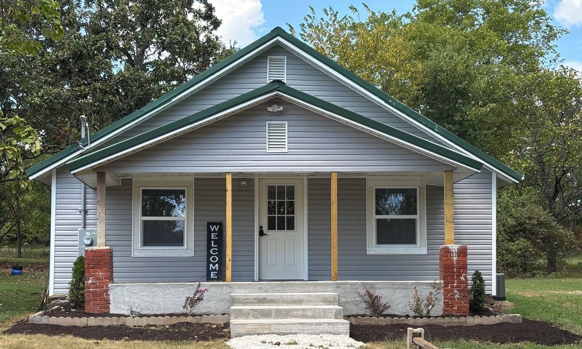 Prairie Grove House | Quiet 2-bedroom house with AC in charming Prairie Grove