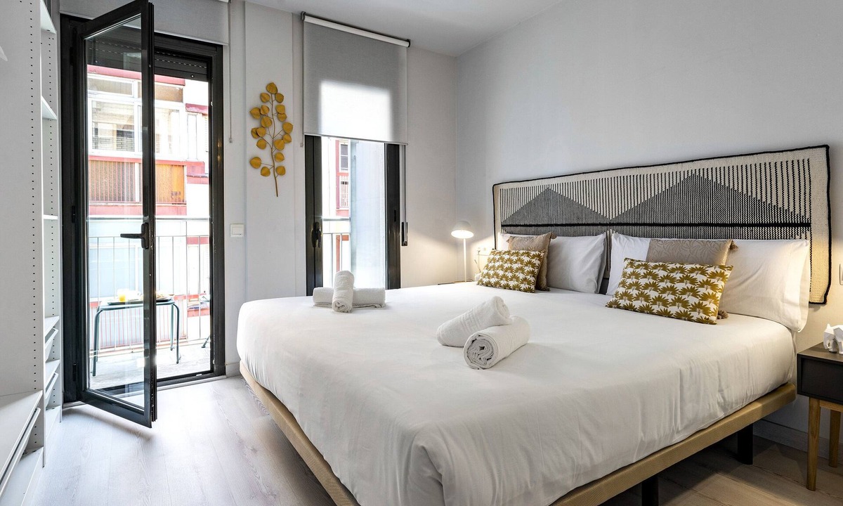 Collblanc y La Torrassa Apartment | Quiet 2 Level Apartment with Balcony
