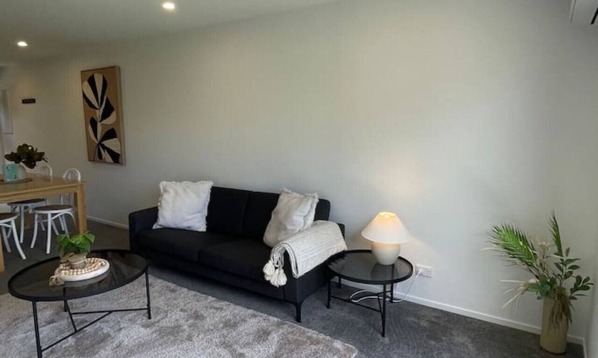 Henderson House | Quiet 2BR House on Te Kanawa Crescent