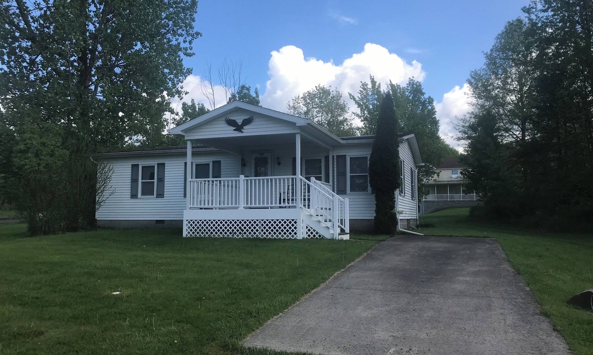 Elk Creek Township House | Quiet, 3 bedroom & 1 bath get-a-way. Near Lake Erie for fishing & skiing resorts