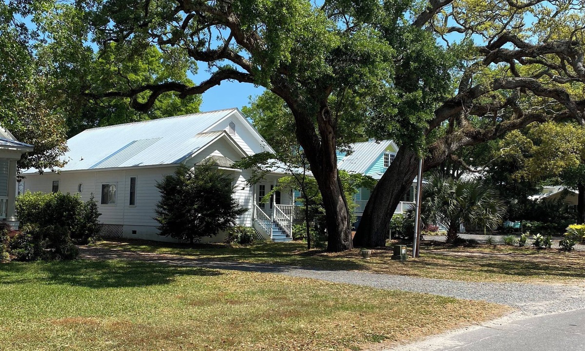 Southport House | Quiet 3 bedroom + Bunkhouse, Screened Porch, 2 Blocks to Waterfront