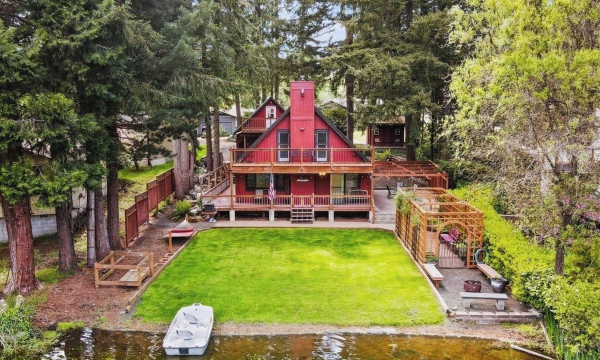 East Olympia House | Quiet 3 bedroom lakefront retreat