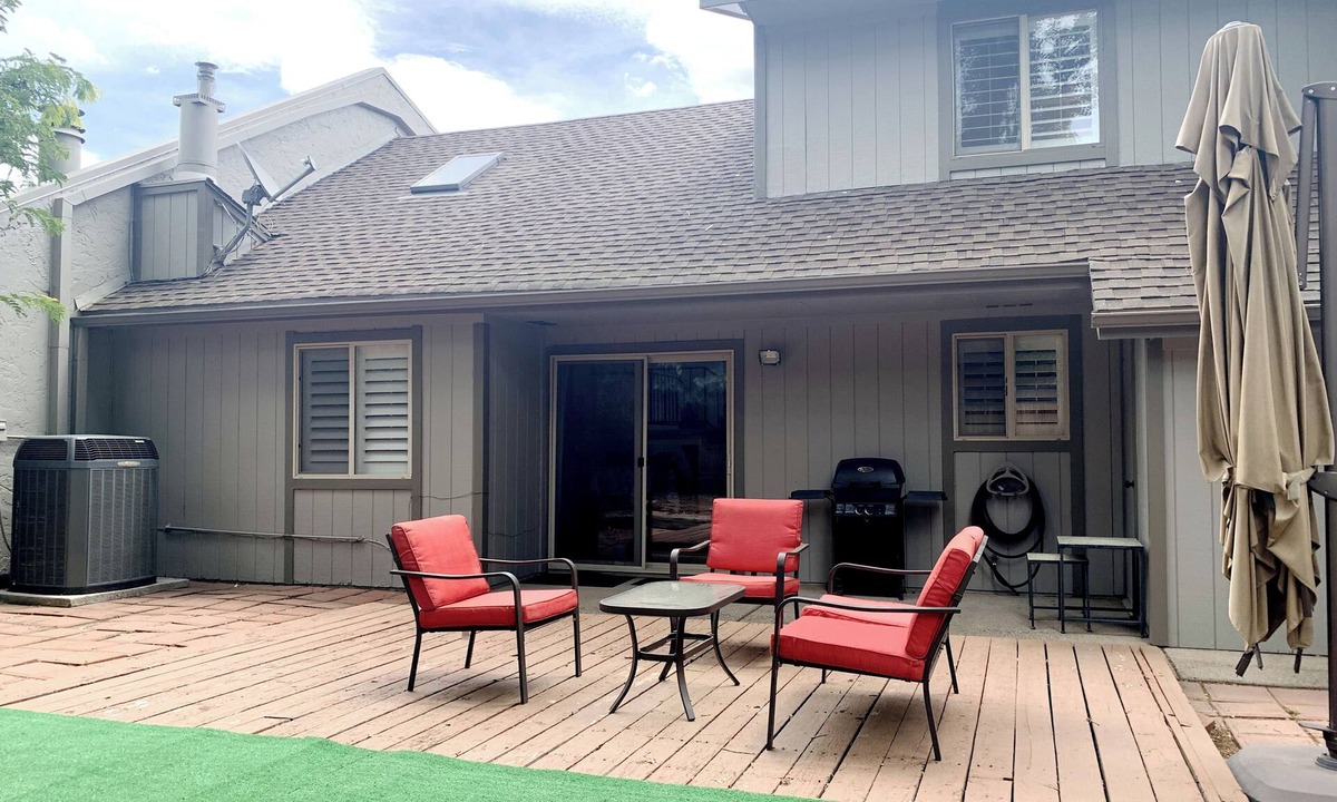 Flagstaff House | Quiet 3BR 2BA Townhome AC Workspace Yard