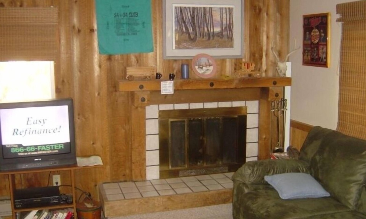 West Yellowstone House | QUIET 4 BDRM 2 BA FULLY EQUIPPED CONDO, 7 BLKS TO YELLOWSTONE PARK, HI-SPD WI-FI