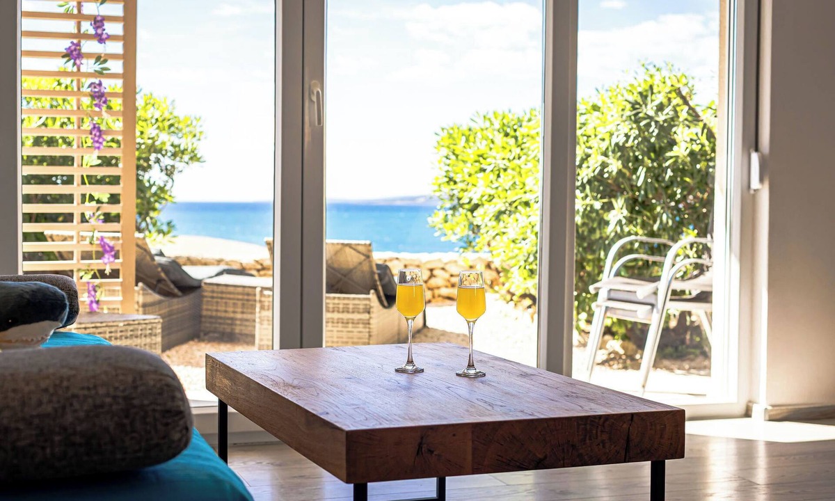Povljana Apartment | Quiet 79m2 apartment by the sea with garden and communal pool