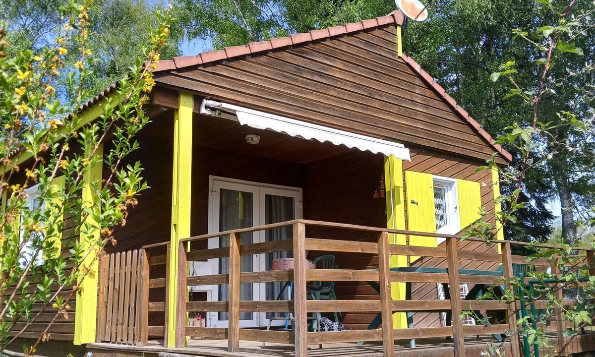 Saint-Remy-Sur-Durolle Ski Chalet | Quiet, air-conditioned, fenced chalet
