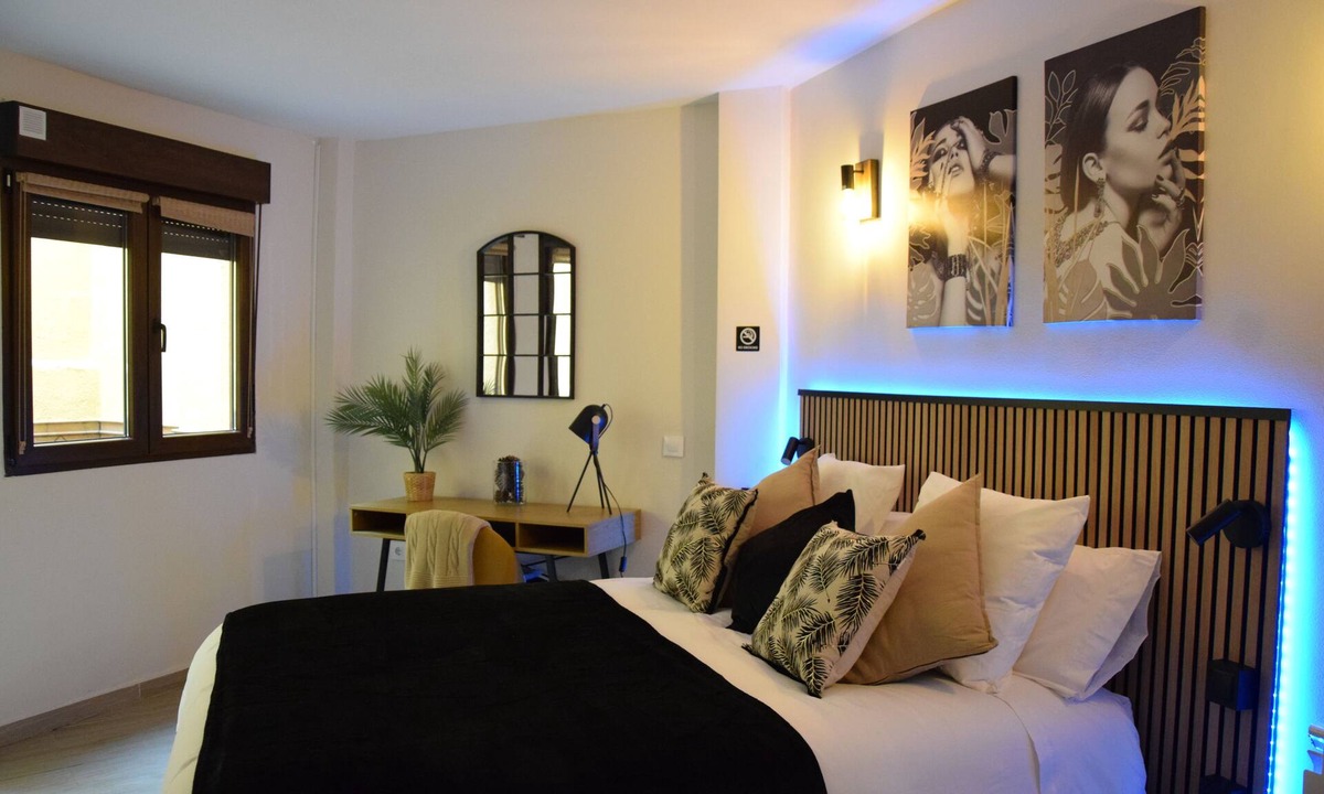 El Molar Apartment | Quiet and comfortable accommodation in El Molar, near the wineries/caves.