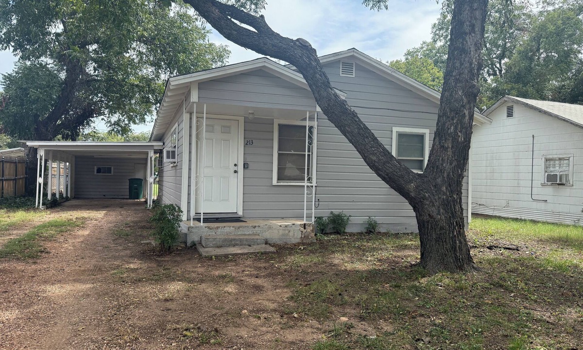 Clyde House | Quiet and comfy 2-bedroom Home with Adjustable split king beds!