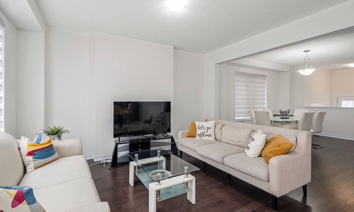 Wasaga Beach House | Quiet and comfy place to stay/4 bedrooms