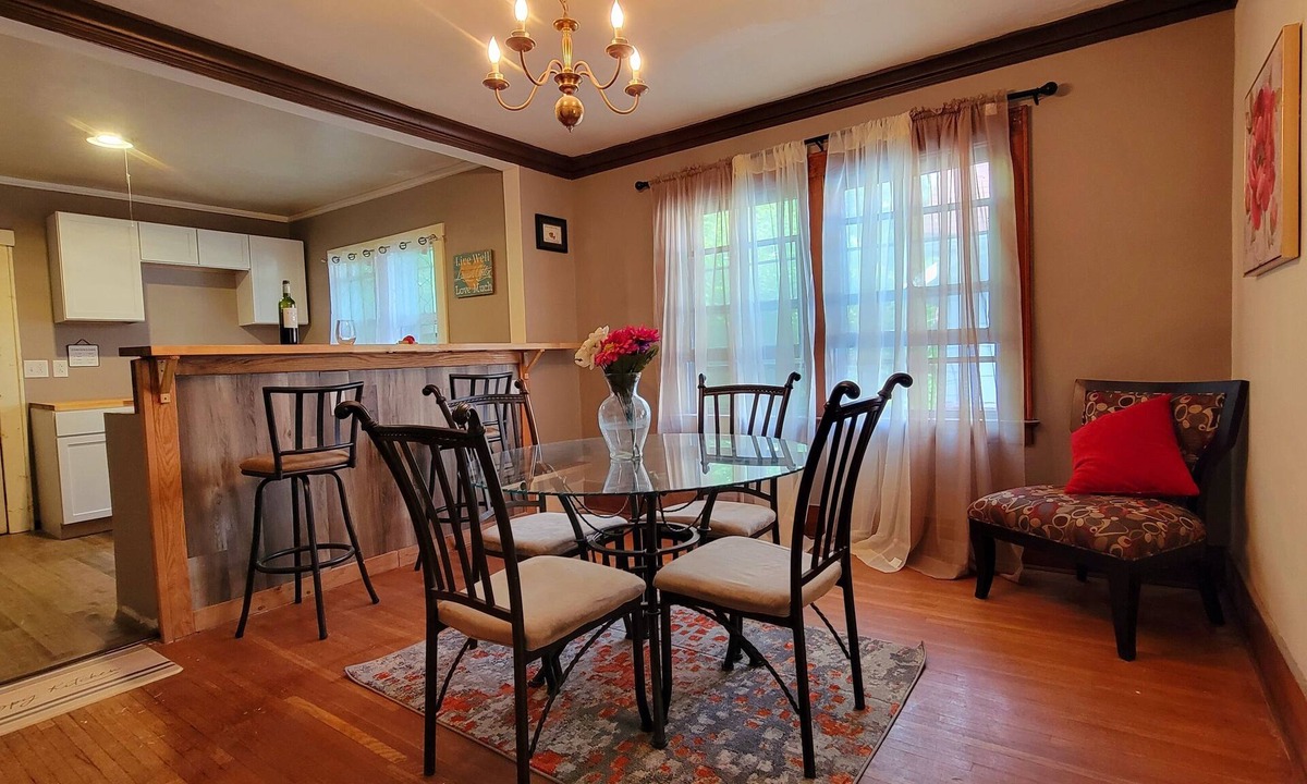 Rochester Apartment | Quiet and cozy 2 bedroom upper apartment