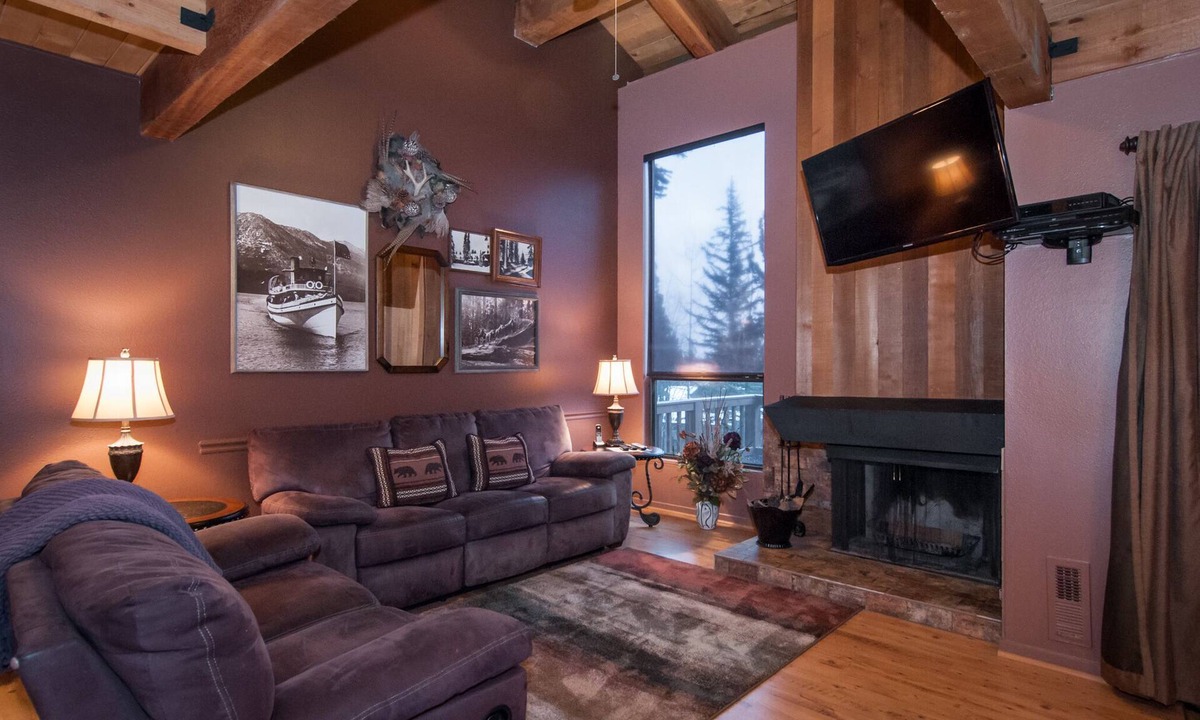 Lake Forest House | Quiet and Serene Tahoe Ski Getaway + Small Private Complex + Close to Resorts