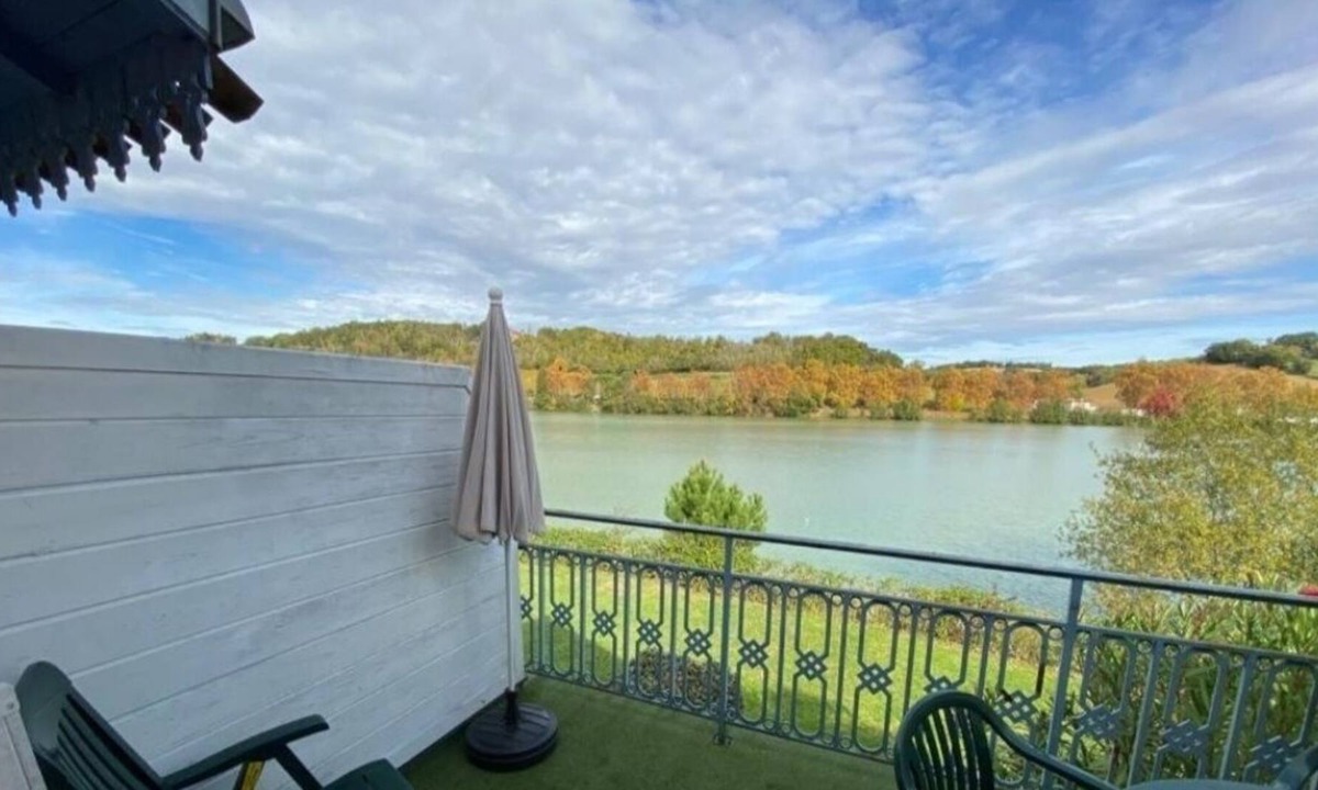 Marciac Apartment | Quiet apartment facing the lake