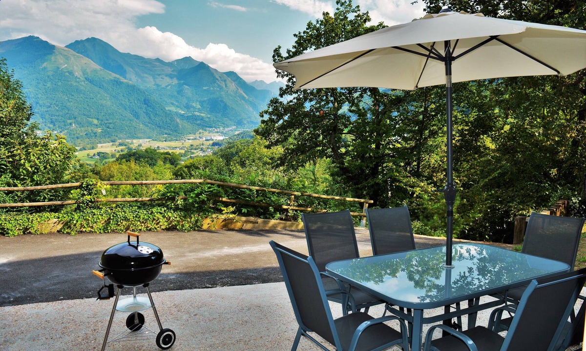 Arcizans-Avant Apartment | Quiet apartment overlooking the mountains