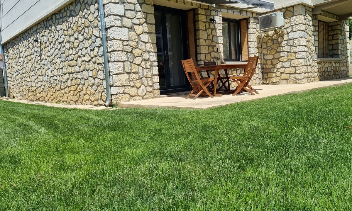 Costieres Apartment | Quiet apartment in a green setting