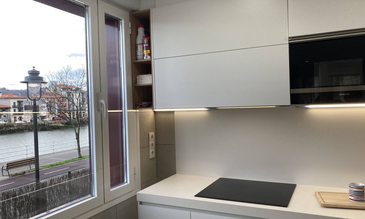 Basurto-Zorroza Apartment | Quiet apartment next to the river, ideal for visiting Bilbao! w/Parking