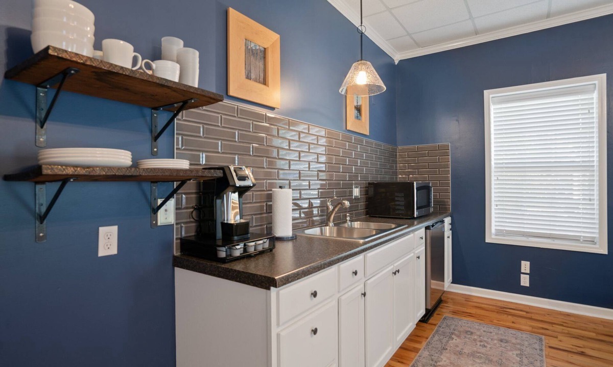 Brownsville House | Quiet Apartment