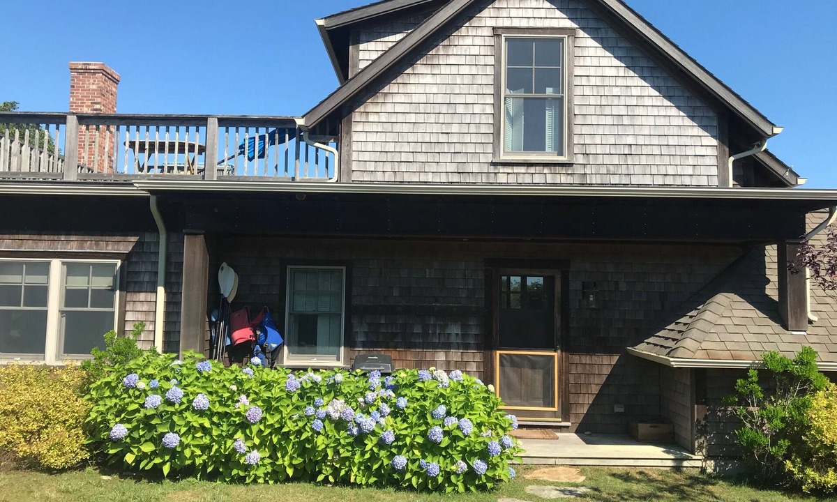 Aquinnah House | Quiet Aquinnah Escape—Private Ocean Beach Access—Kayaks—Walk to Menemsha Pond