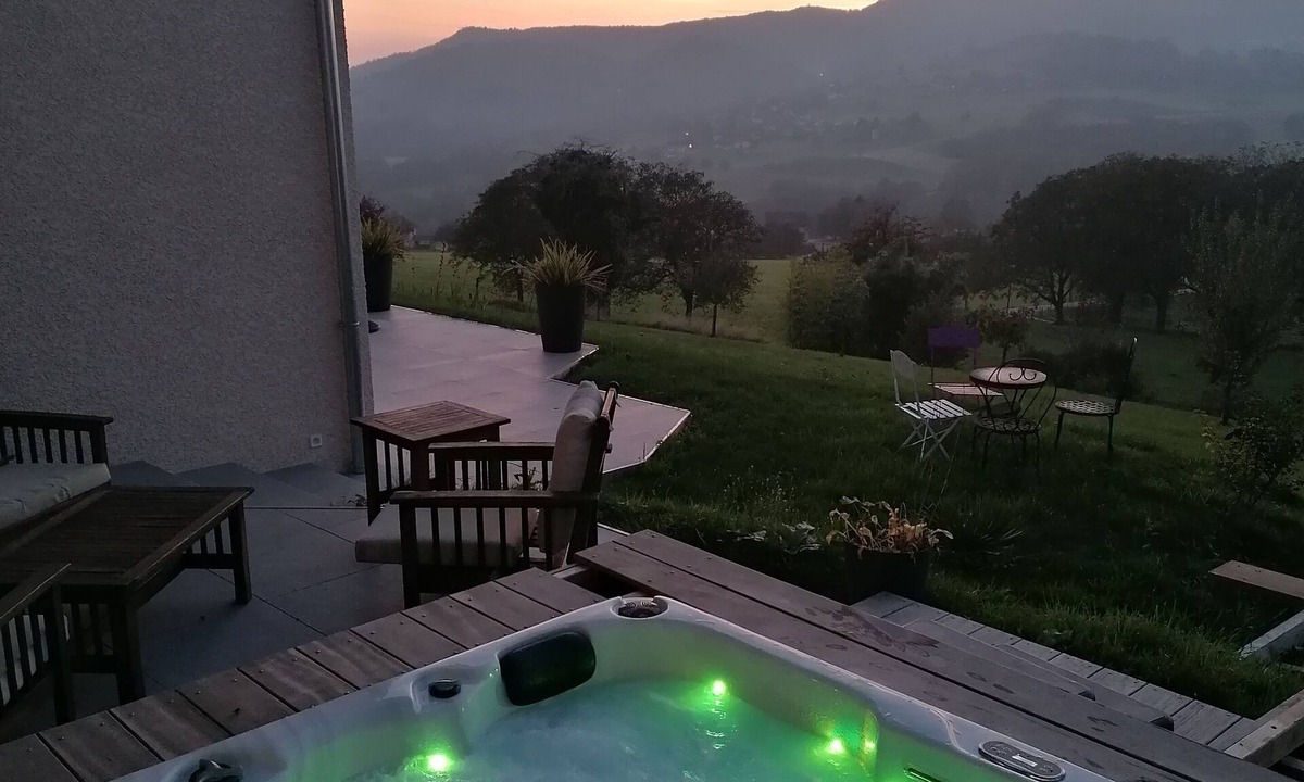 Gerbaix Villa | Quiet architect-designed house with terraces, garden and jacuzzi