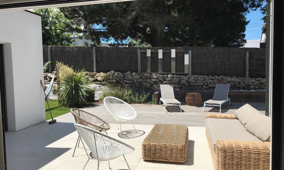 Carnac House | Quiet architect-designed villa 50m from beaches