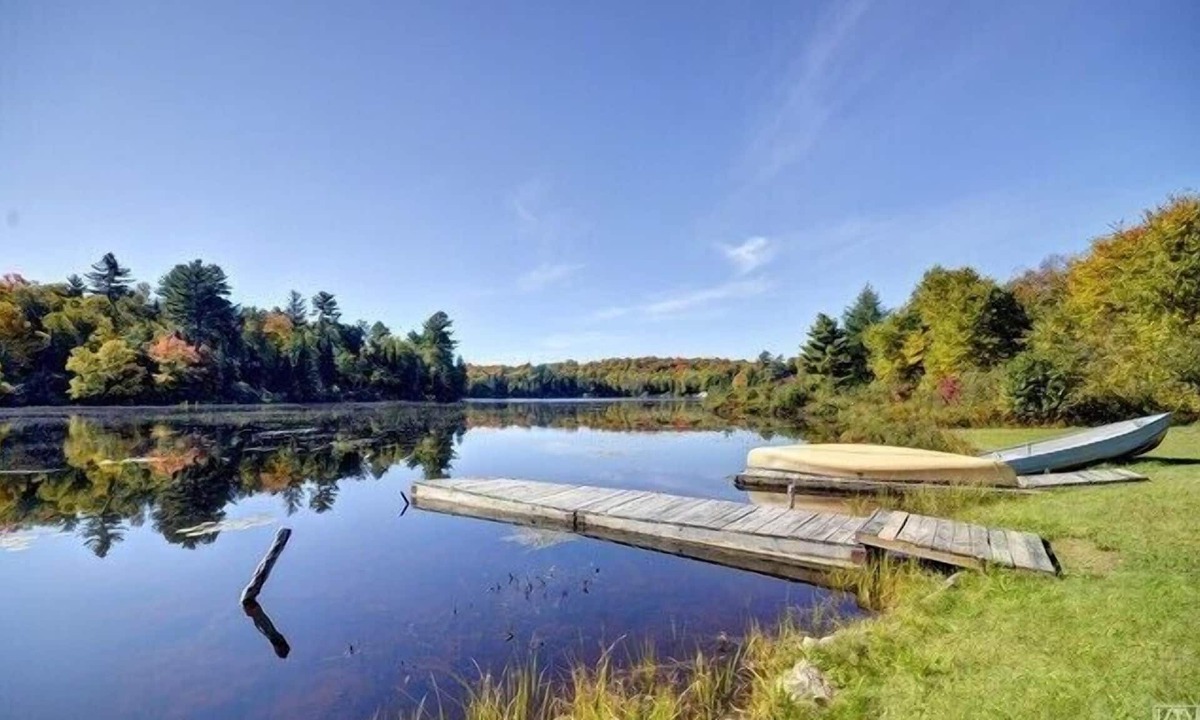 Magnetawan Hotel | Quiet Bay: Lakeside Escape