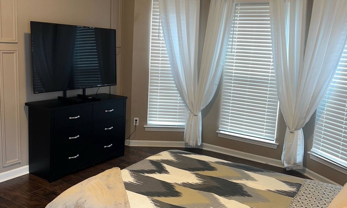 McDonough House | Quiet bedroom in McDonough