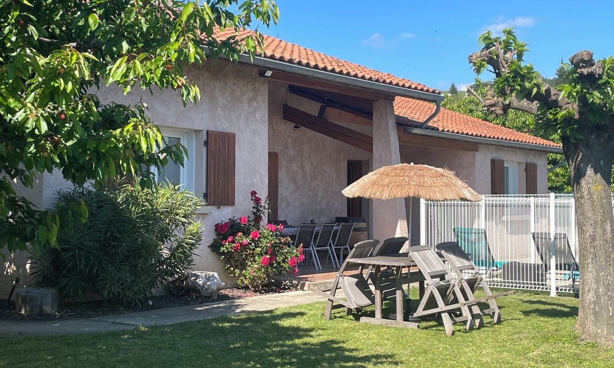 Mercurol House | Quiet, bright detached house with private pool