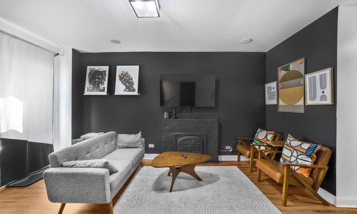 The Gap Apartment | Quiet Bronzeville 1BR Near Downtown & McCormick