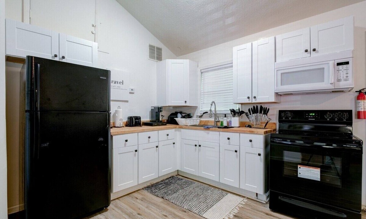 Newnan House | Quiet Cabin By The Lake