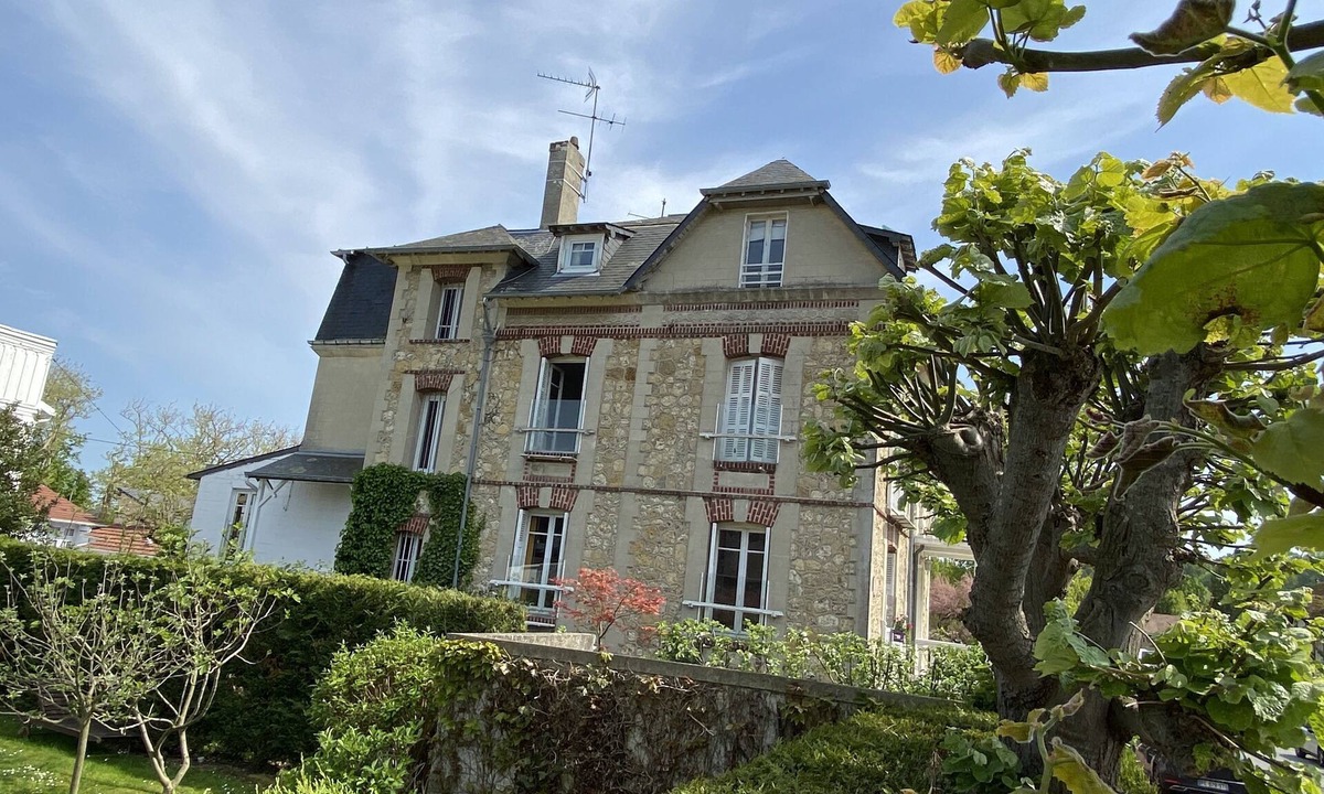 Deauville City Centre Villa | Quiet, central, playroom and garden