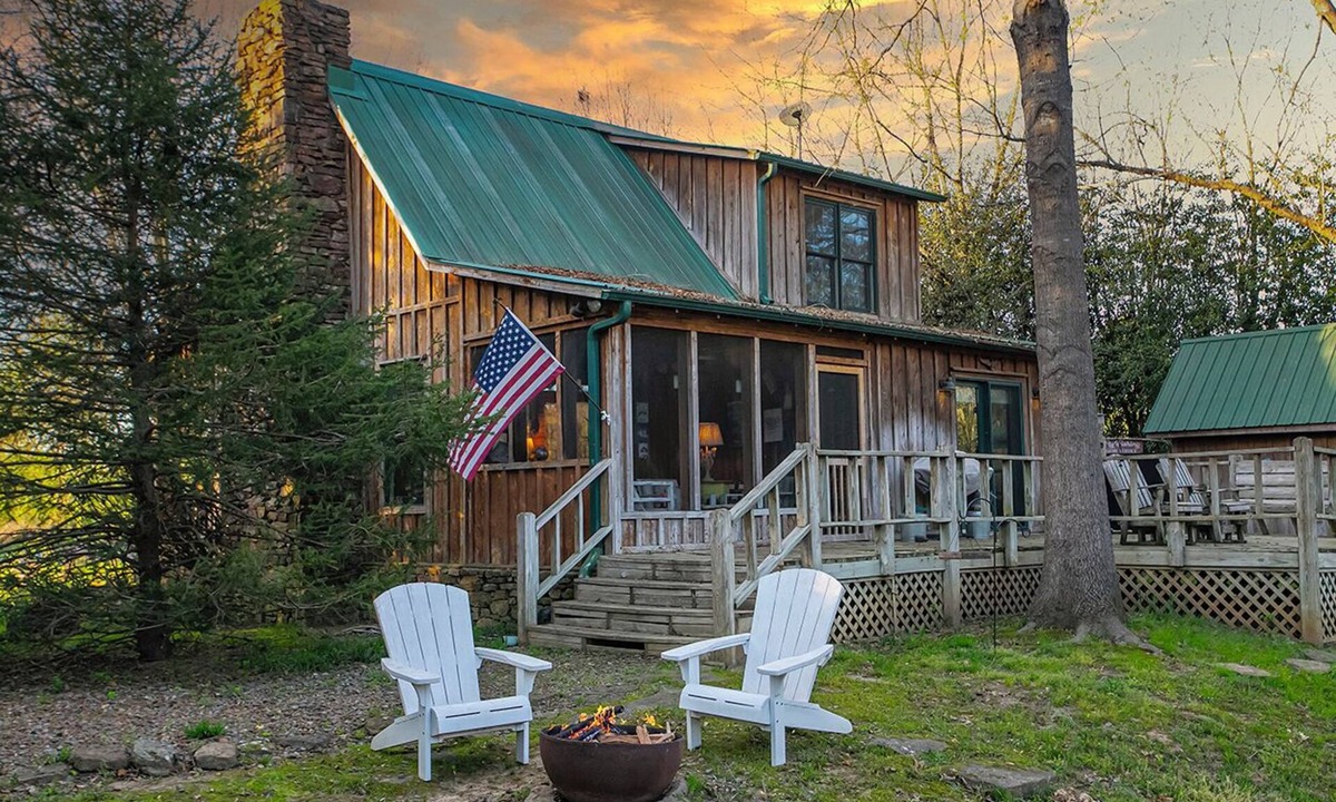 Pangburn Cabin | Quiet, Charming & Beautiful 2 Bedroom Cabin on the Little Red River