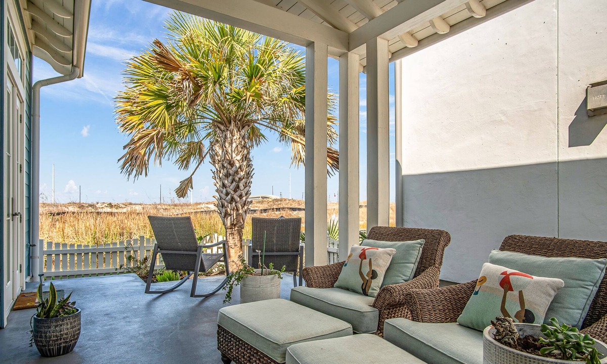 Port Aransas Cabin | Quiet coastal home, steps to beach.