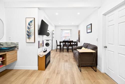 Cote-Des-Neiges—Notre-Dame-De-Grace Apartment | Quiet&Comfy 3BDRS Apt near DT, Concordia, Parking