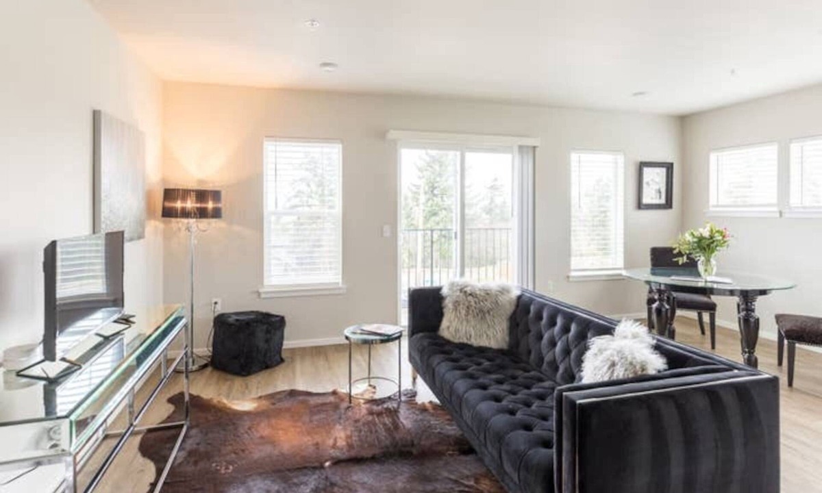 Eastside Condo | Quiet, convenient Commencement Bay & city views!