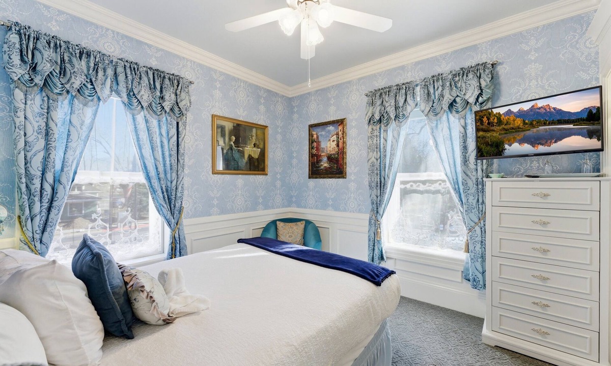 Heber Bed & Breakfast | Quiet corner suite w 2-person spa in Boutique B&B