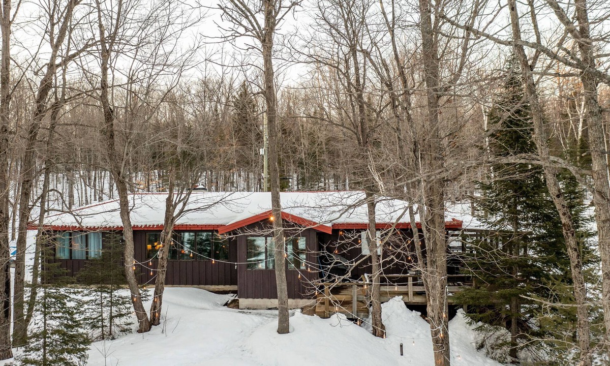 Novar Cottage | Quiet Cottage on Private Lake in Muskoka - Pets Stay Free!