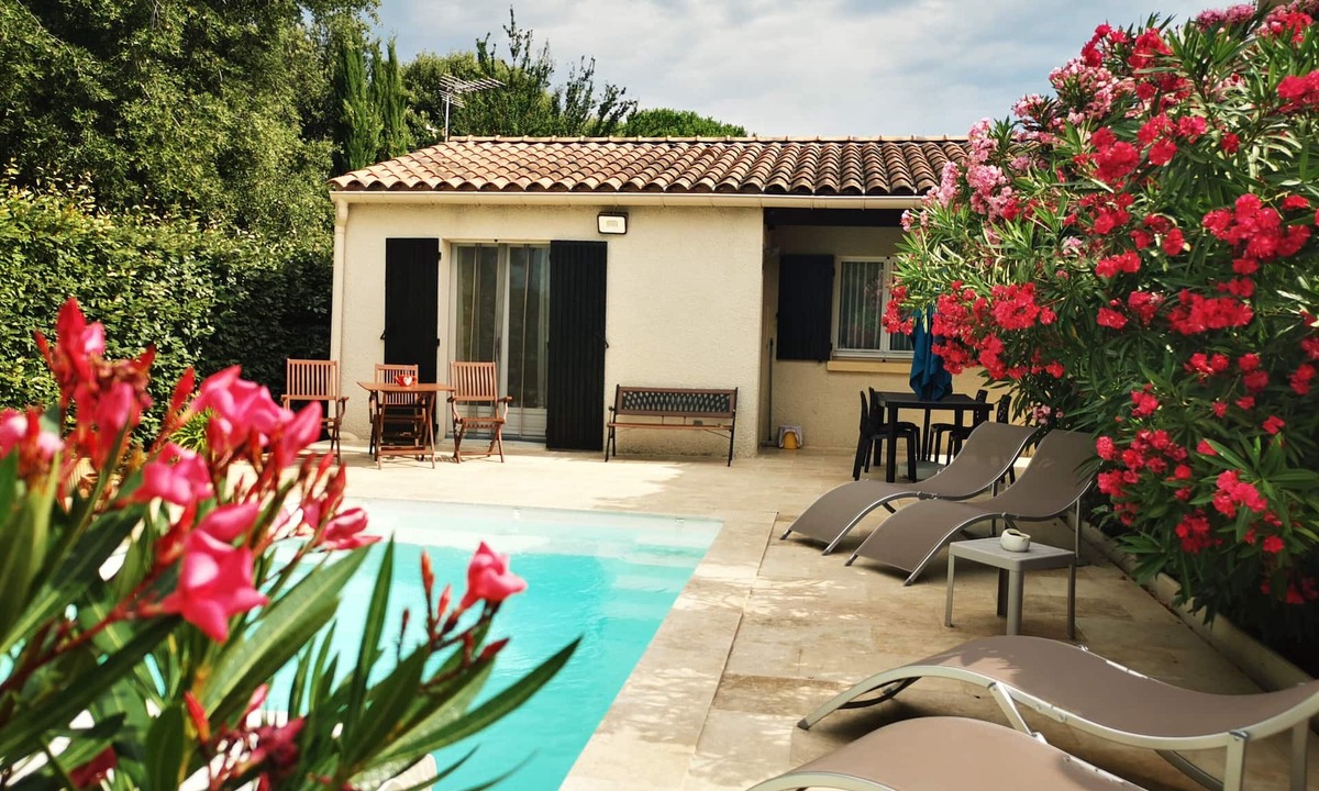 Grillon Apartment | Quiet cottage with heated pool