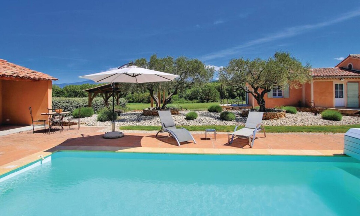 Mormoiron Villa | Quiet country cottage with private pool