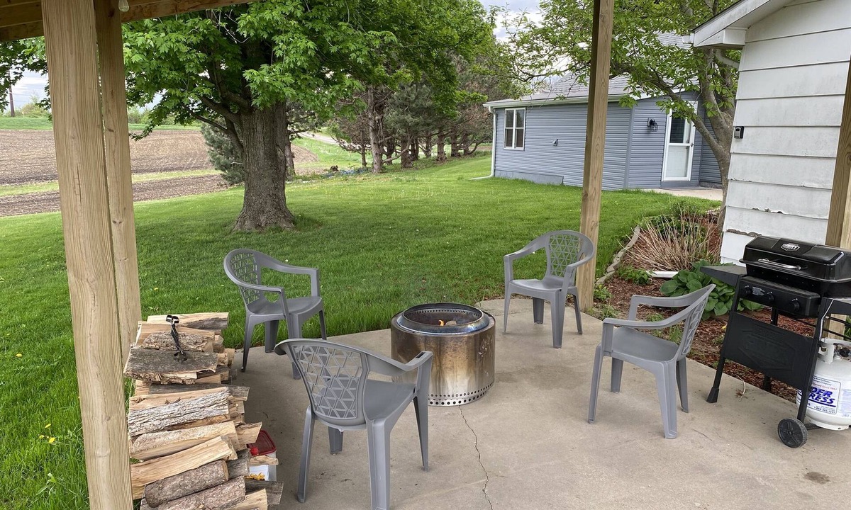 Tracy Cottage | Quiet Country Cottage 5 Minutes from Town!
