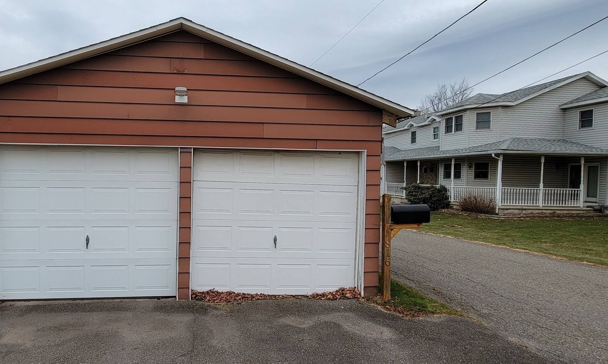 Barnesville House | Quiet Country Home with Garage