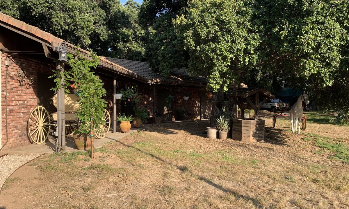 Duarte House | Quiet Country living 1 bedroom guesthouse Huge oak trees pets ok, horse property
