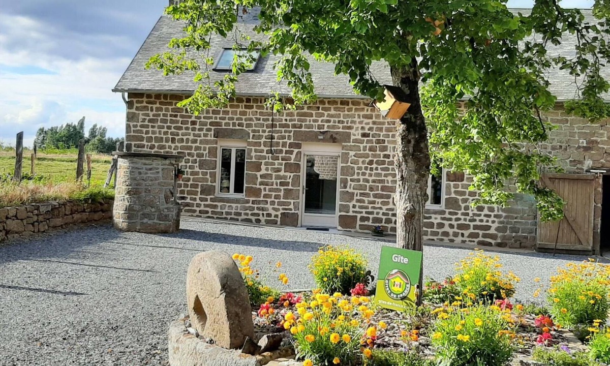 Saint-Fraimbault Cottage | Quiet countryside house with stove and pet-friendly, close to nature