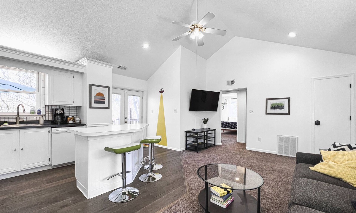 Gladstone House | Quiet & Cozy 2BR House Big Yard