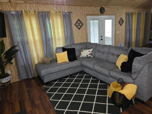 Quitman House | Quiet Cozy Cabin with essentials Minutes to Lake Fork