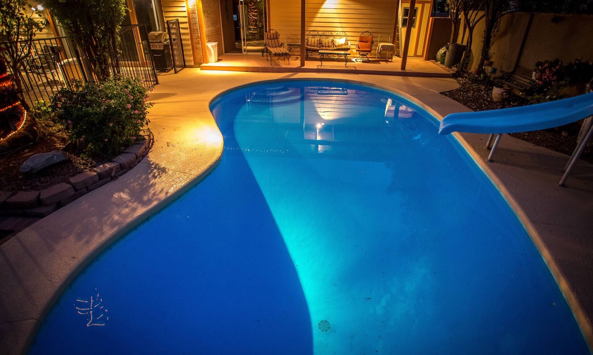 Tucson House | Quiet & Cozy Large home with big backyard & Pool